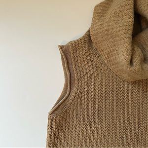 Saks Fifth Avenue Cream 100% Cashmere sleeveless Turtleneck Sweater